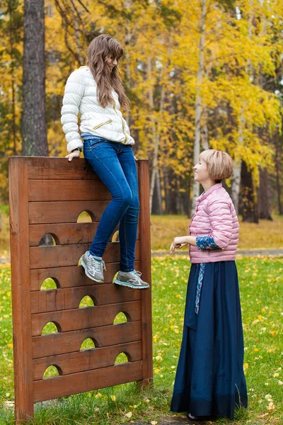 Kävellä puistossa — kuvapankkivalokuva