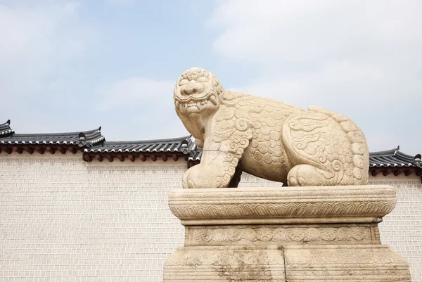 Haechi, pomnik mitologiczny zwierzę podobne do lwa w pałacu Gyeongbokgung, Korea Południowa. — Zdjęcie stockowe