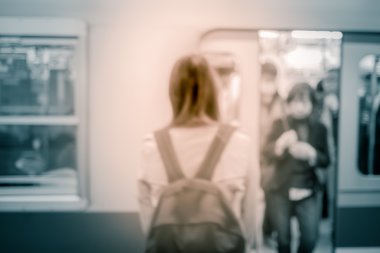 Bulanık hareket insanlar kalabalık saatte Osaka tren istasyonu, Japon