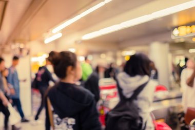 Bulanık hareket insanlar kalabalık saatte Osaka tren istasyonu, Japon