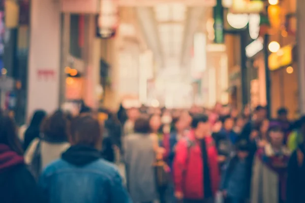 Verschwommene Menschen in der Dotonbori-Straße im Distrikt Namba, Osaka - — Stockfoto