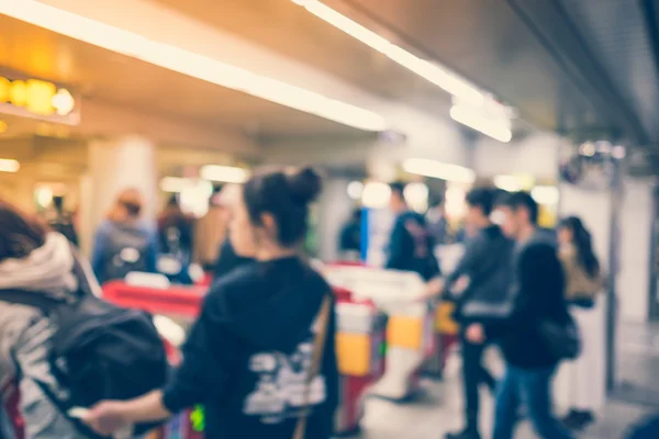 Verschwommene Bewegung Menschen im Berufsverkehr am Osaka-Bahnhof, jap — Stockfoto