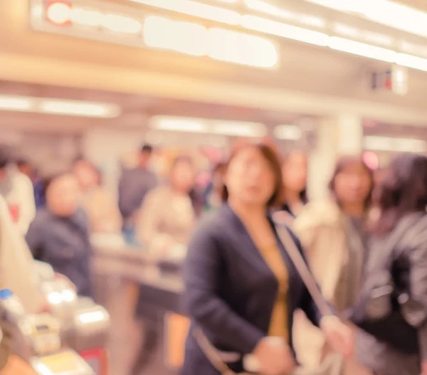 Verschwommene Bewegung Menschen im Berufsverkehr am Osaka-Bahnhof, jap — Stockfoto