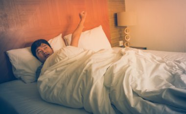 Bulanık genç adam sadece uyan, bulanık ışıkların köşesinde. 