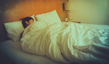 Bulanık bulanık Uyuyan Genç adam, Kapalı gözler, siyah saçlı 