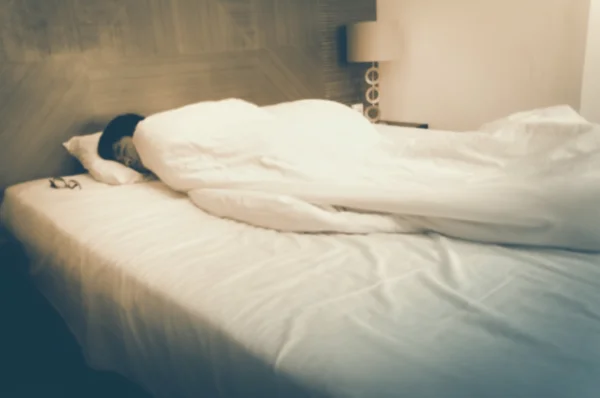 Verschwommen schlafender junger Mann, geschlossene Augen, schwarzes Haar mit verschwommenem — Stockfoto