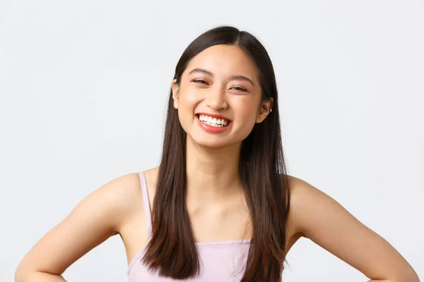 Conceito de publicidade de produtos de beleza, moda e maquiagem. Close-up retrato de feliz adorável asiático mulher rindo e sorrindo sincero, de pé otimista sobre branco fundo — Fotografia de Stock