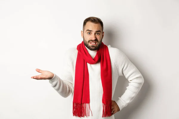 Bezradný vousatý muž neví, pokrčení ramen a říct promiň, stojí zmatený na bílém pozadí — Stock fotografie