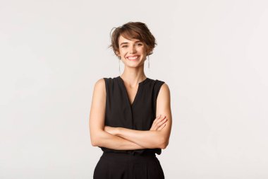 Başarılı, mutlu iş kadını görüntüsü çapraz kollarla gülümseyen, beyaz arka planda duran