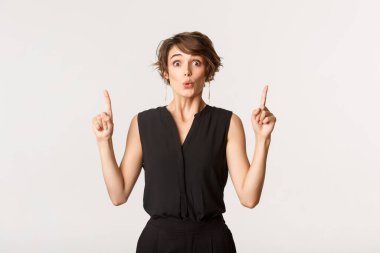 Şaşırmış ve etkilenmiş görünen çekici bir kadın görüntüsü.