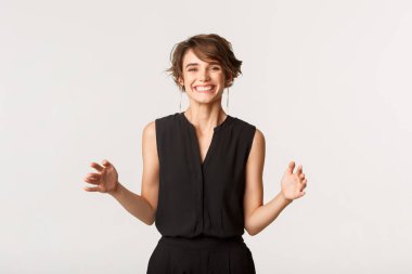 Mutlu, genç bir bayanın elinde kutu ya da ürün tutması, gülümseyen neşeli, beyaz bir arka plan.