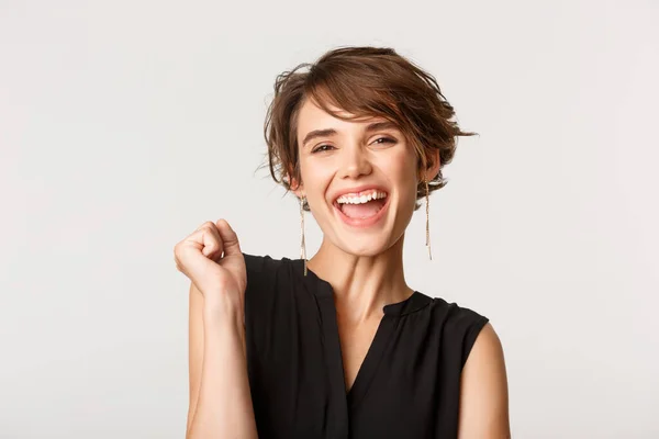 Close-up de sucesso feliz empresária rindo, sorrindo sobre fundo branco — Fotografia de Stock