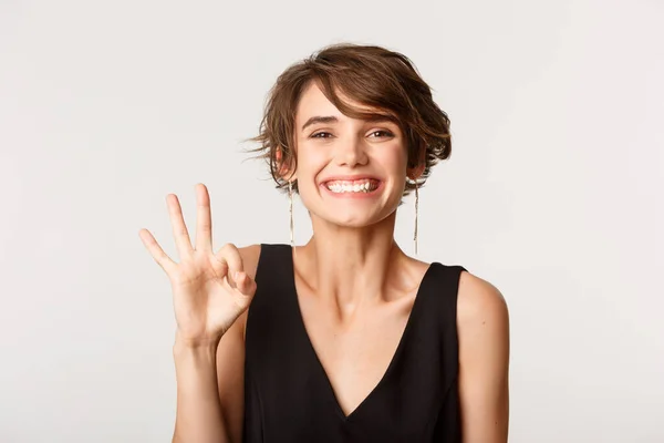 Close-up de mulher atraente alegre mostrando número três e sorrindo — Fotografia de Stock