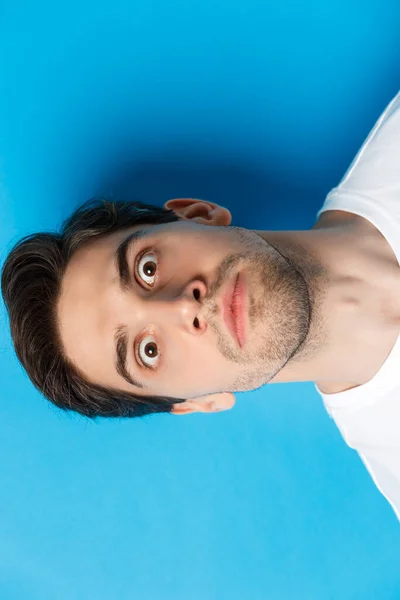 Headshot of pissed-off man losing his temper, looking tensed and angry, standing over blue background — Stockfoto