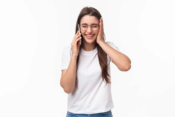 Communication, technology and lifestyle concept. Portrait of excited and happy, overwhelmed young caucasian woman receive excellent news, smiling and laughing, talking on mobile phone — Stock Photo, Image