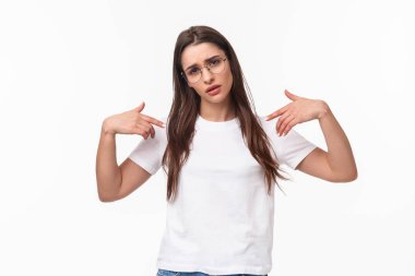 Gözlüklü küstah, havalı, küstah esmer kızın portresi, kendini kibirli, kendine güvenen bir ifadeyle gösteriyor, profesyonel olmak, kendi yeteneklerini teşvik etmek, övünme başarısı, beyaz arka plan