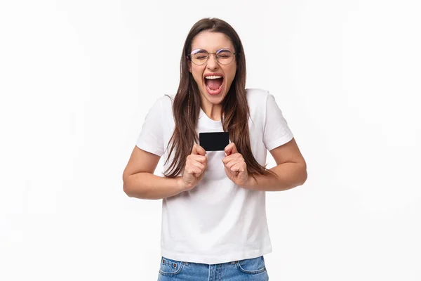 興奮した女性のお店の肖像は、彼女の銀行口座にすべてのお金を無駄にするのを待つことができない、興奮とスリルから叫んで、新しいクレジットカードを得た、幸せな彼女のお気に入りのオンラインストアを買い物 — ストック写真