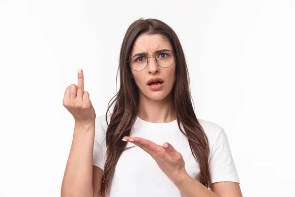 Wheres my ring. Close-up portrait of frustrated, confused and pissed-off girlfriend showing finger without ring, frowning grimacing questioned, having argument with boyfriend want get married —  Fotos de Stock