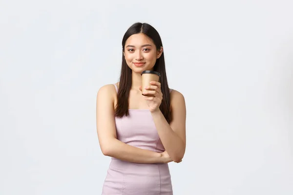 Yaşam tarzı, insanların duyguları ve cazibe konsepti. Gülümseyen Asyalı kadın girişimci, favori kafe siparişinde kahve içiyor, üretken bir güne başlamak için hazır, beyaz arka plan. — Stok fotoğraf