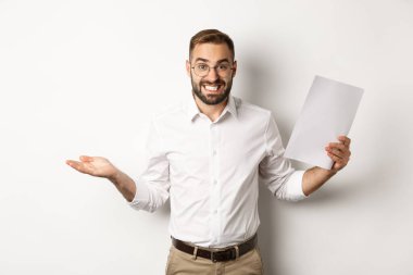 Belge ve omuz silkme gösteren garip bir yönetici, beyaz arkaplanın üzerinde durarak hata yapmış gibi görünüyor.