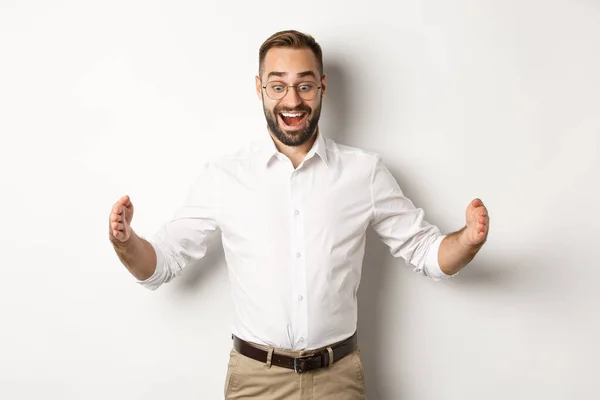 Homem de negócios incrível mostrando grande objeto, descrever algo grande e olhando animado, de pé sobre fundo branco — Fotografia de Stock