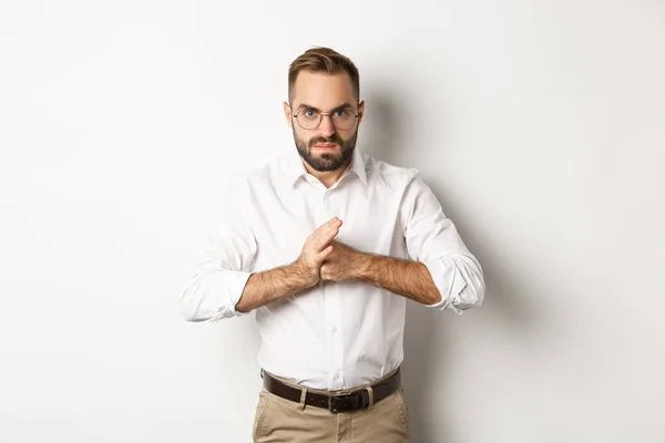 Hombre enojado cruje nudillos, quiere golpear a alguien, de pie loco contra el fondo blanco — Foto de Stock