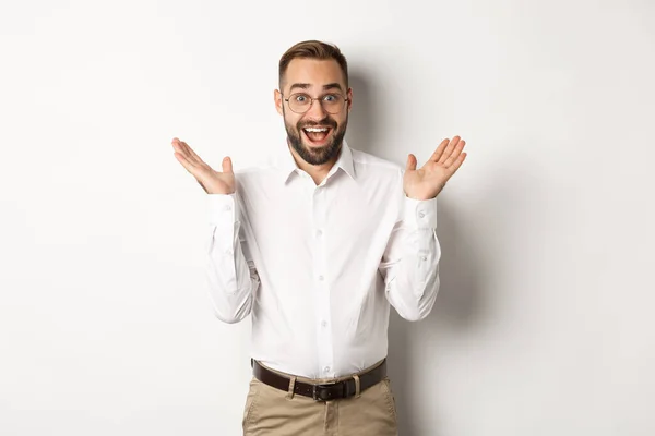 Surpreendido empreendedor masculino feliz palmas mãos e sorrindo, olhando espantado para a câmera, de pé sobre fundo branco — Fotografia de Stock