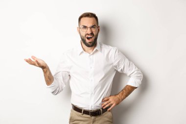 Hüsrana uğramış ofis çalışanı şikâyet ediyor, el kol hareketi yapıyor ve hayal kırıklığına uğramış görünüyor.