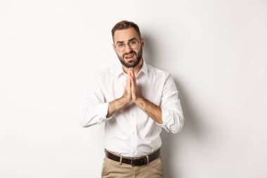 Endişeli adam yardım istiyor, yardım dileniyor, beyaz arka planda duruyor.