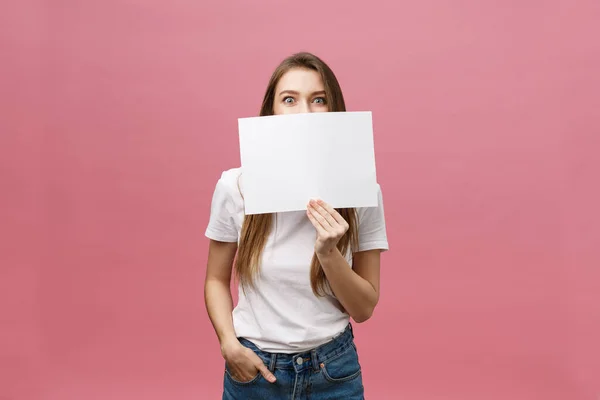 Νεαρή καυκάσια γυναίκα κρατώντας λευκό φύλλο χαρτιού πάνω από απομονωμένο υπόβαθρο φοβάται σε κατάσταση σοκ με ένα πρόσωπο έκπληξη, φοβάται και ενθουσιασμένος με την έκφραση του φόβου — Φωτογραφία Αρχείου
