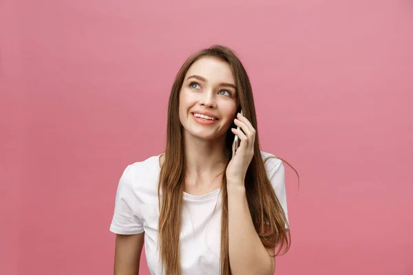 Allegro giovane donna che parla sul telefono cellulare isolato su sfondo rosa — Foto Stock