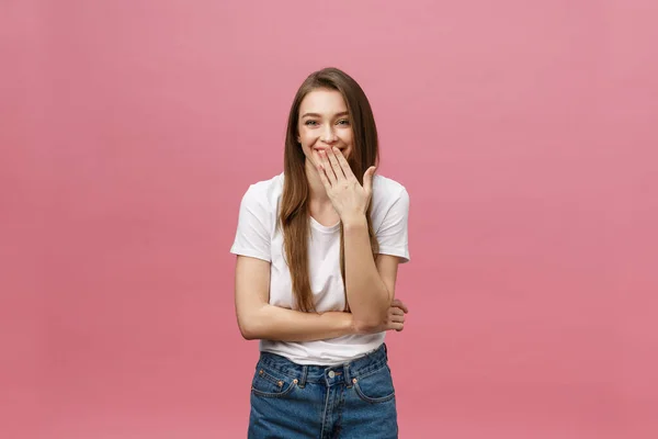 Surpreendido mulher bonita feliz olhando em emoção. Isolar sobre fundo rosa e espaço de cópia. — Fotografia de Stock