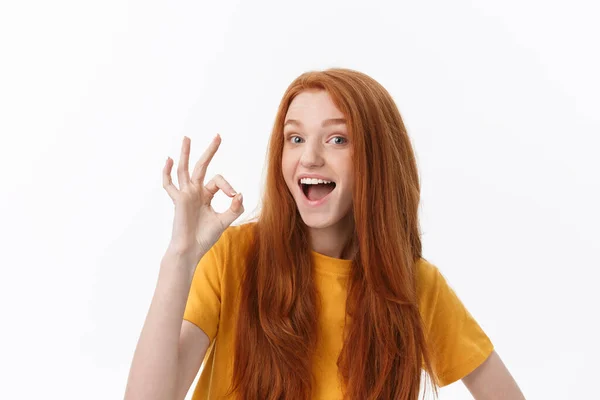 Щаслива молода жінка, показуючи знак з пальцями підморгнута ізольована на білому тлі . — стокове фото