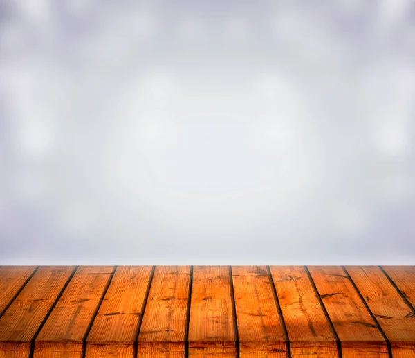 Mesa de madeira rústica na frente de prata brilho e luzes bokeh brilhantes — Fotografia de Stock