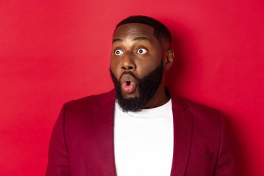 Etkilenmiş siyahi adamın yakın plan fotokopi odasına bakıp 