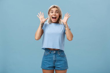 Bunu dinlemelisin. Heyecanlı ve şaşırtıcıydı. Sarışın, nefes nefese kalmış ve gülümseyen, mavi duvarın üzerinden avuçlarını kaldıran güzel Avrupalı bir kadın.