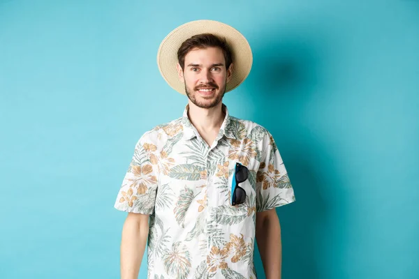 カメラで笑みを浮かべて、ハワイのシャツやわらの帽子で幸せと肯定的な観光客。観光と夏休みの概念 — ストック写真