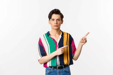 Genç yakışıklı adamın portresi sağ üst köşeyi işaret ediyor, logoyu gösteriyor, beyaz arka planın üzerinde duruyor.