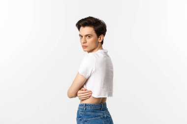 Lgbtq ve gurur konsepti. Profil görüntüsü, beyaz arka planda duran, seksi bakışlarla kameraya bakan, ekin tarlasında güzel bir gay adam.
