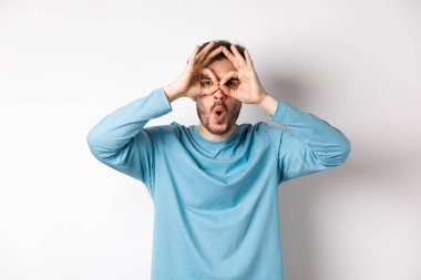 Şuna bir bak. Etkileyici genç adam müthiş bir reklam gördü, el dürbününden baktı ve 