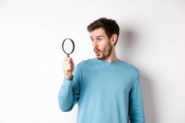 Adam büyüteçten bakıp, beyaz arka planda duran muhteşem ürünü görünce şaşırdı.