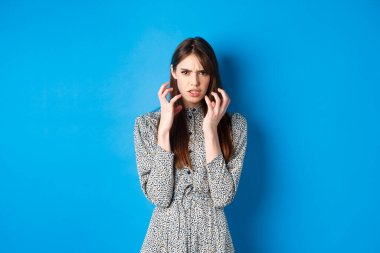 Kızgın kıskanç kız yumruklarını sıkmış, suratını buruşturmuş öfkeli, kızgın ve öfkeliydi.