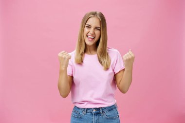 Evet, ben yaptım. Mutlu, mutlu, genç bir kız öğrencinin portresi zaferle ödüllendirildi. Heyecanlı ve neşeliydi. Yumruklarını sıkmış, pembe duvarın üzerinden kameraya bakıyordu.