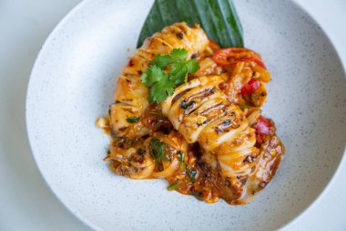 Yumurta sarısı tuzlu kızarmış kalamar. Popüler Tayland Yemekleri.