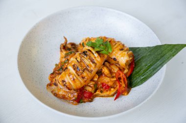 Yumurta sarısı tuzlu kızarmış kalamar. Popüler Tayland Yemekleri.