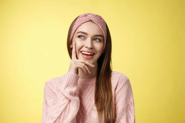 Chica que tiene una gran idea, sonriendo encantada, orgullosa de sí misma, tocando mejilla sonriendo divertido crear plan en mente mirando a la esquina superior izquierda complacido, intrigado y emocionado ver oportunidad impresionante — Foto de Stock