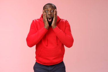 Vay canına. Portre afro-amerikan sakallı adamı şaşırttı kırmızı kapüşonlu, kıvrık dudaklı, geniş gözlü, şaşkın, heyecan dolu, pembe arka planda duran inanılmaz teklifi görüyor musun?