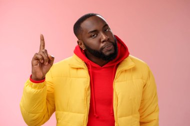 Sinirli, ciddi görünümlü, Afro-Amerikalı, sakallı, eğimli, sinirli, kameraya bak, işaret parmağı kabarıklığı var. Öfkeli bir şekilde kameraya bakıyor ve sorunu çözmek istiyor.