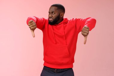 Adam berbat film şovunu eleştiriyor somurtuyor, tiksiniyor onaylamıyor hayal kırıklığına uğratılıyor kötü yemek kalitesi bir daha asla mağazaya gelmiyor, rahatsız edici bir şekilde nefret ediyor.