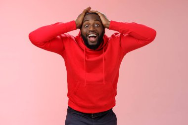 Çok iyi bir sürpriz haberi alan adam kendi mutluluğuna inanamaz. Gülümseyen geniş bir gülümsemeyle el ele tutuşur. Galibiyet piyangosunu kazanmaktan etkilenir.